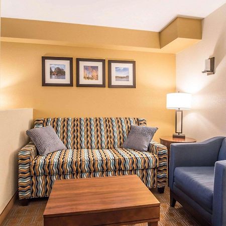 Comfort Inn&Suites Brattleboro I-91 Esterno foto