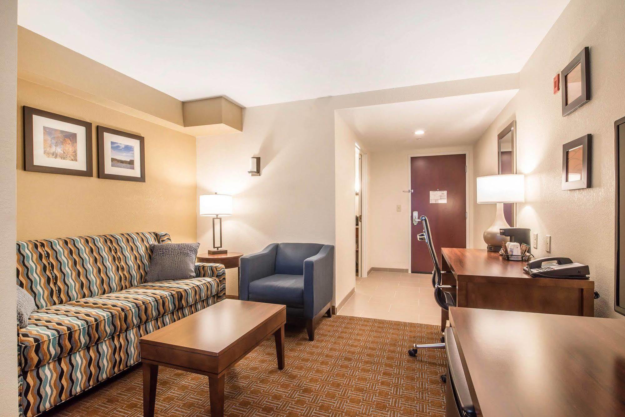 Comfort Inn&Suites Brattleboro I-91 Esterno foto